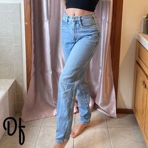 Vintage Bill Blass High Rise Light Wash Strait Leg Jeans 26 Waist